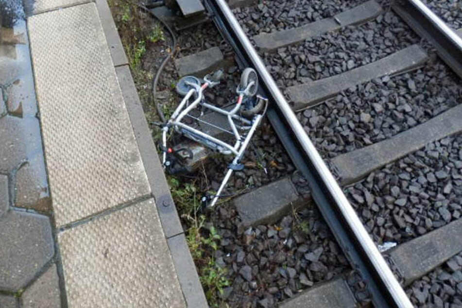 Der Rollator wurde überfahren und komplett zerstört.