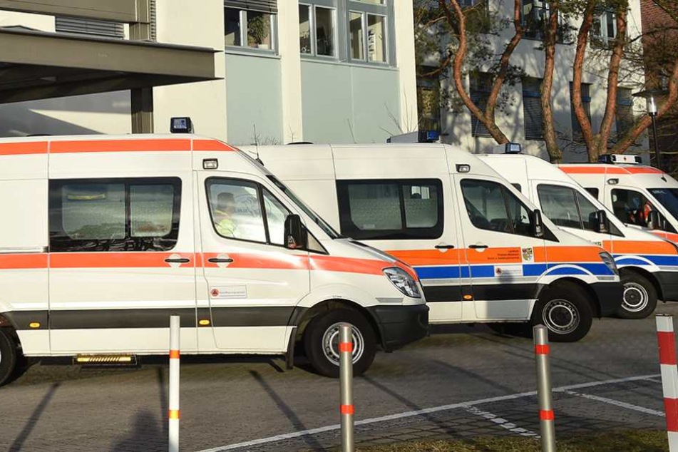 Kranken- und Rettungswagen stehen vor dem Krankenhaus in Oranienburg.