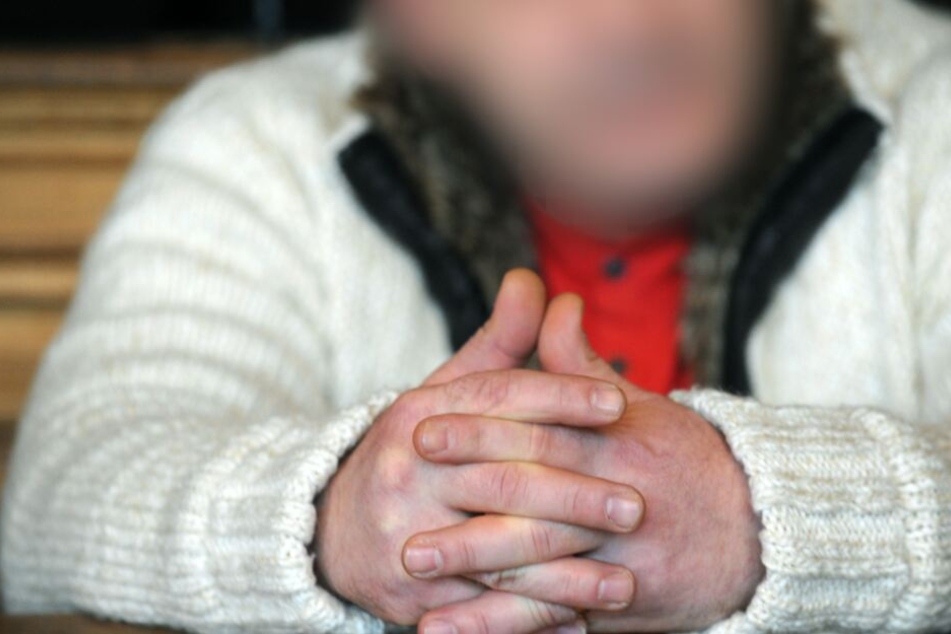 Ibrahim Miri (46) sitzt vor Beginn des Prozesses im Saal des Landgerichts.