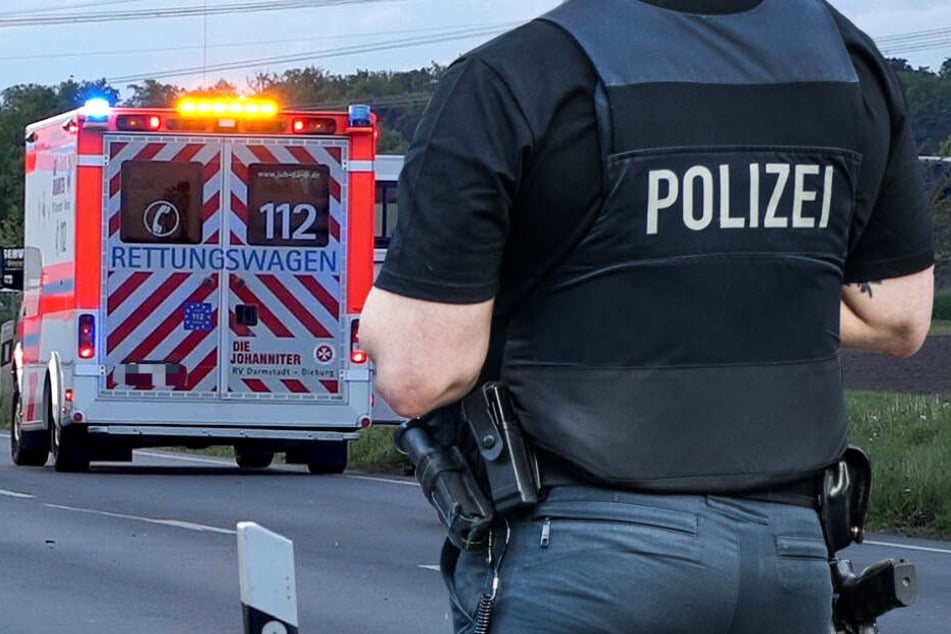 Die Landstraße wurde für mehr als zwei Stunden voll gesperrt (Symbolbild).