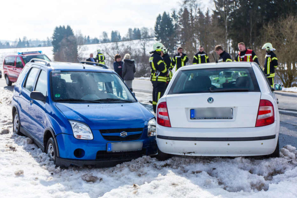 Die Fahrzeuge standen nach dem Unfall so ungünstig zueinander, dass sich der Suzuki-Fahrer nicht befreien konnte.