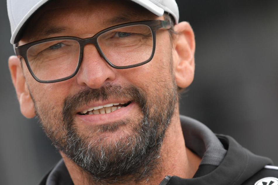 Claus-Dieter Wollitz präsentierte mit Hasse den ersten Neuzugang der kommenden Saison.