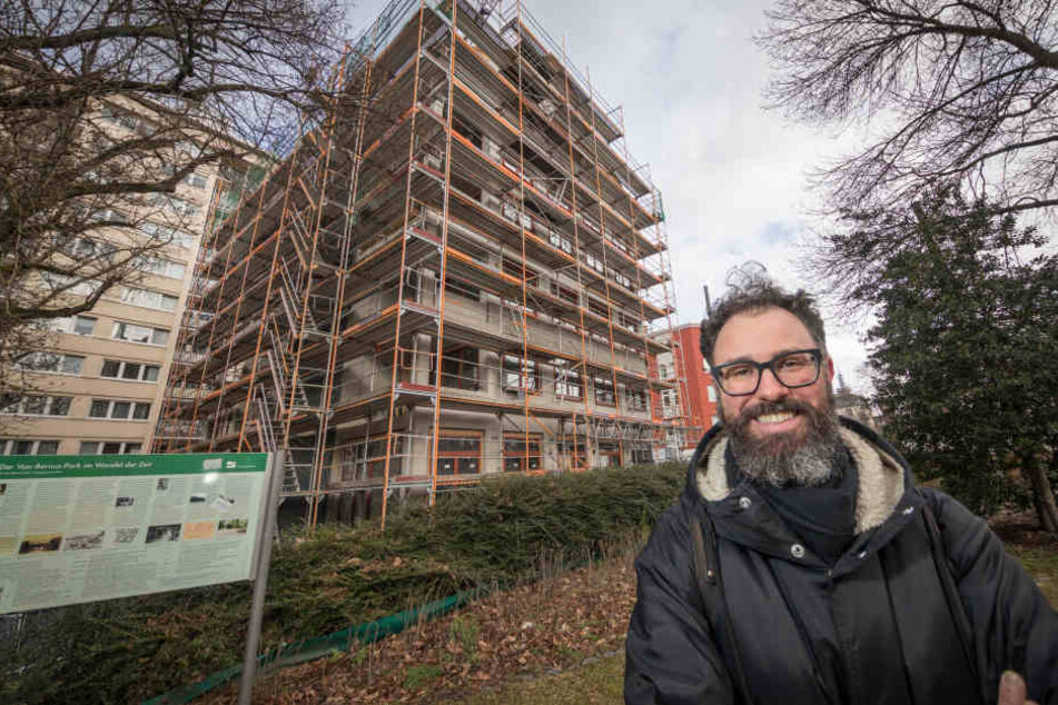 Lucien Roy steht vor dem Haus, in das die vegane Kita in Bockenheim im Sommer einziehen wird.