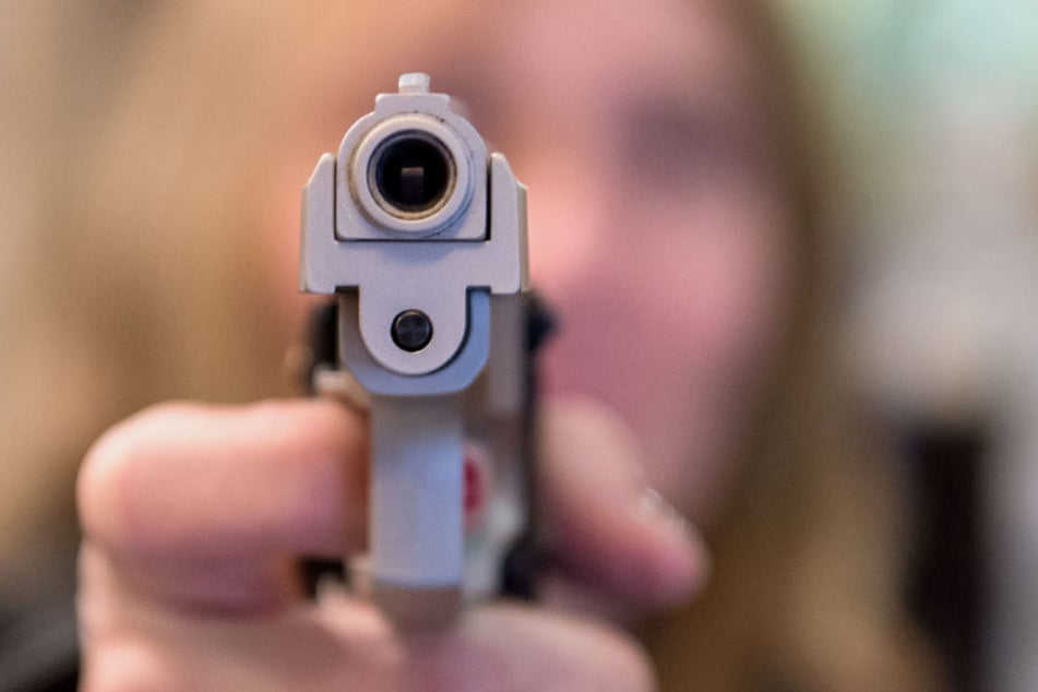 Ein bewaffnetes Trio hat in Berlin einen 19-Jährigen ausgeraubt