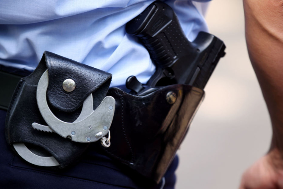 Bei der Einsatzvorbereitung soll die Tasche auf dem Dach des Dienstfahrzeugs von den Beamten vergessen worden sein. (Symbolbild)