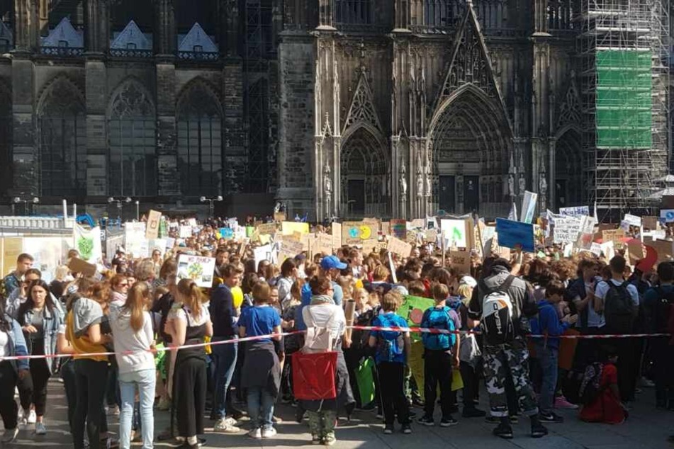 Am Kölner Dom versammelten sich am Freitag Tausende Schüler zu einer Demonstration.