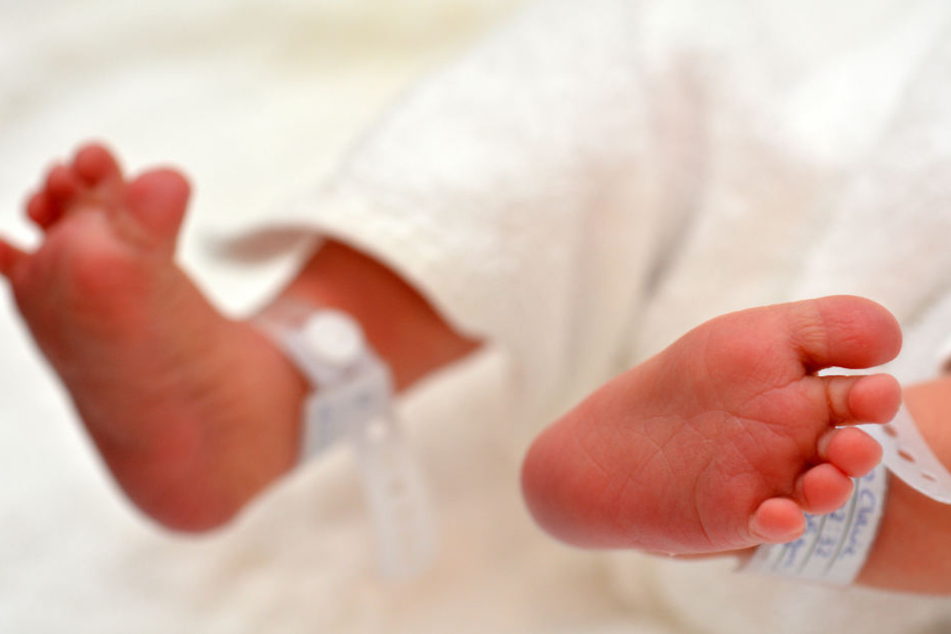Vier Stunden nachdem das Baby aus dem Krankenhaus raus war, wurde es misshandelt. (Symbolbild)