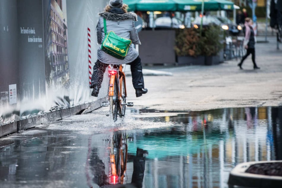 In Frankfurt bildeten sich nach starken Regenfällen riesige Pfützen.