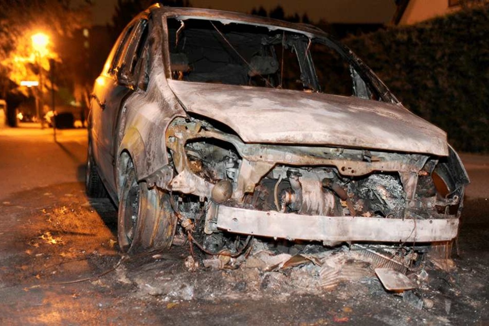 Zwei Autos brannten In der Nacht zum Donnerstag (Symbolfoto).