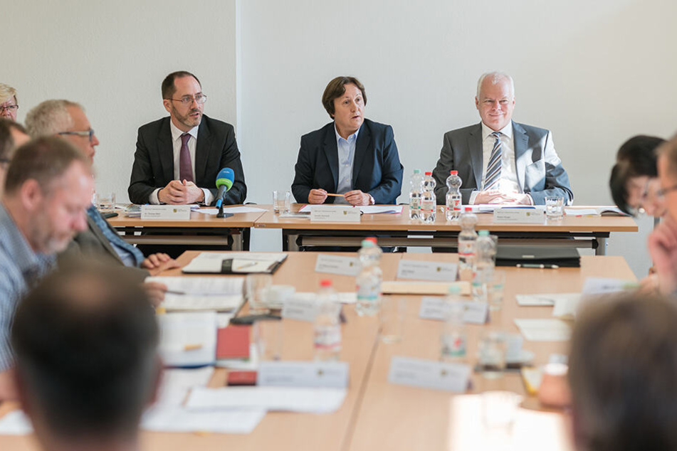 Der Landeswahlausschuss tagte Donnerstag erneut öffentlich. Dessen Mitglieder stellen entsprechend dem Wahlergebnis 2014 CDU (3), SPD (1), Linke (1) und AfD (1).