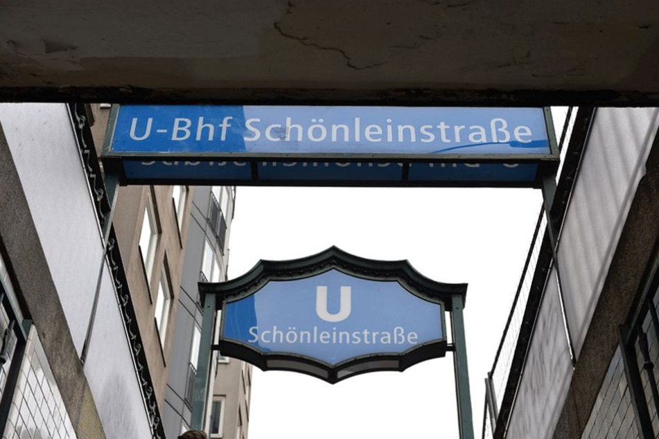 Im U-Bahnhof Schönleinstraße geschah die Tat, für die jetzt sechs junge Männer vor Gericht stehen.