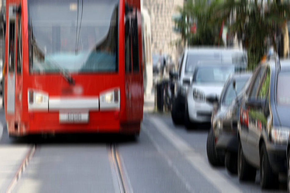 Die Polizei geht von einem dreistelligen Sachschaden an der Bahn aus. (Symbolbild)