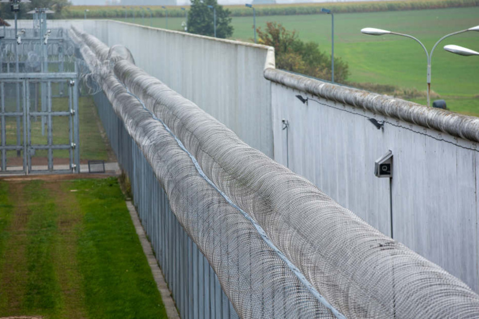 Die Außenmauer der Justizvollzugsanstalt in Bützow (Mecklenburg-Vorpommern).