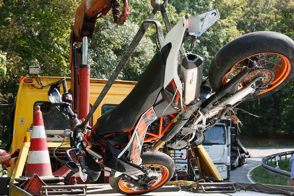 Das Motorrad wurde bei dem Crash stark beschädigt.