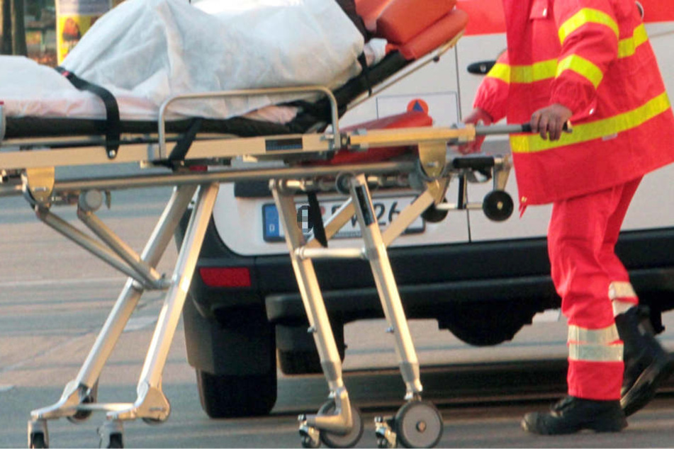 Mehrere Personen wurden bei dem Unfall schwer verletzt (Symbolbild).
