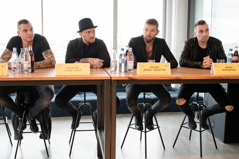 Sänger Philipp Burger (l-r), Schlagzeuger Christian Fohrer, Bassist Jochen Gargitter und Gitarrist Jonas Notdurfter von der Südtiroler Band Frei.Wild sitzen am 14.September während einer Pressekonferenz in München nebeneinander.