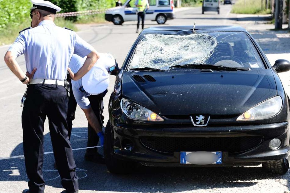 Ein Bild nach dem Unfall zeigt den Peugeot mit zerstörter Windschutzscheibe.