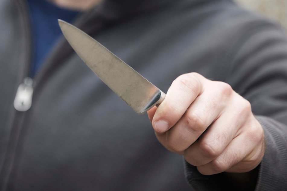 Mit einem Messer attackierte der Angreifer die Seniorin (87). (Symbolbild)