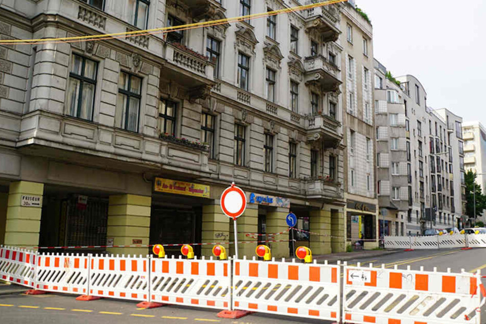 Kein Durchkommen mehr für Auto und Bus. Wann die Straße wieder für den Verkehr freigegeben wird, ist bislang unklar.