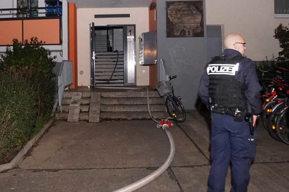 Die Polizei traf den mutmaßlichen Grabschet und Schläger bei sich zu Hause an (Symbolbild).