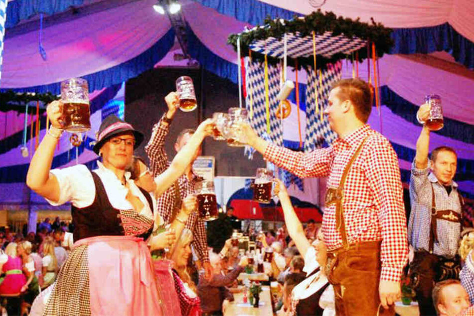 Im Festzelt Meiers Deele wird nicht nur durch die bayerische Deko für viel Stimmung gesorgt.