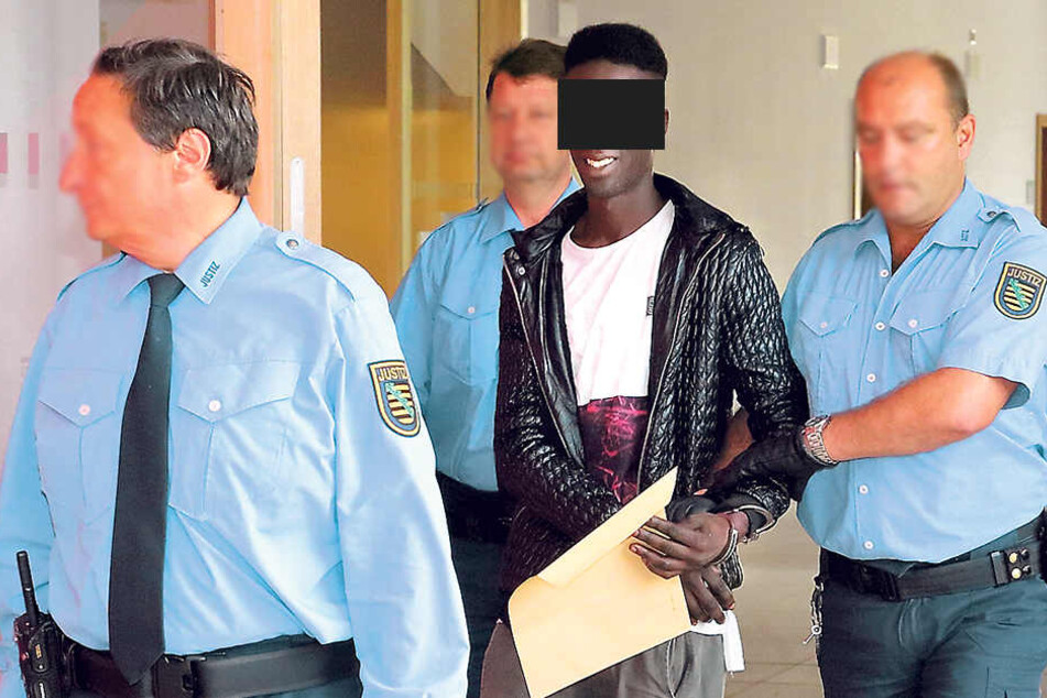 Noch im Gericht wurde Mohamed T. (22) in Handschellen gelegt.