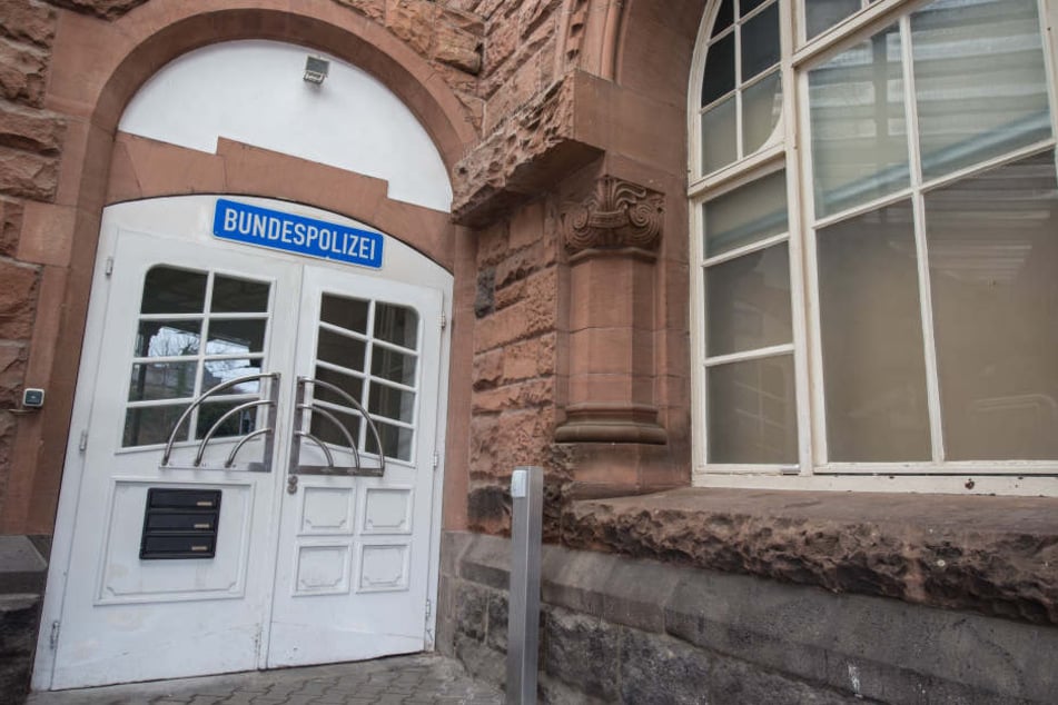 Die junge Frau alarmierte umgehend die am Gießener Bahnhof stationierte Bundespolizei.