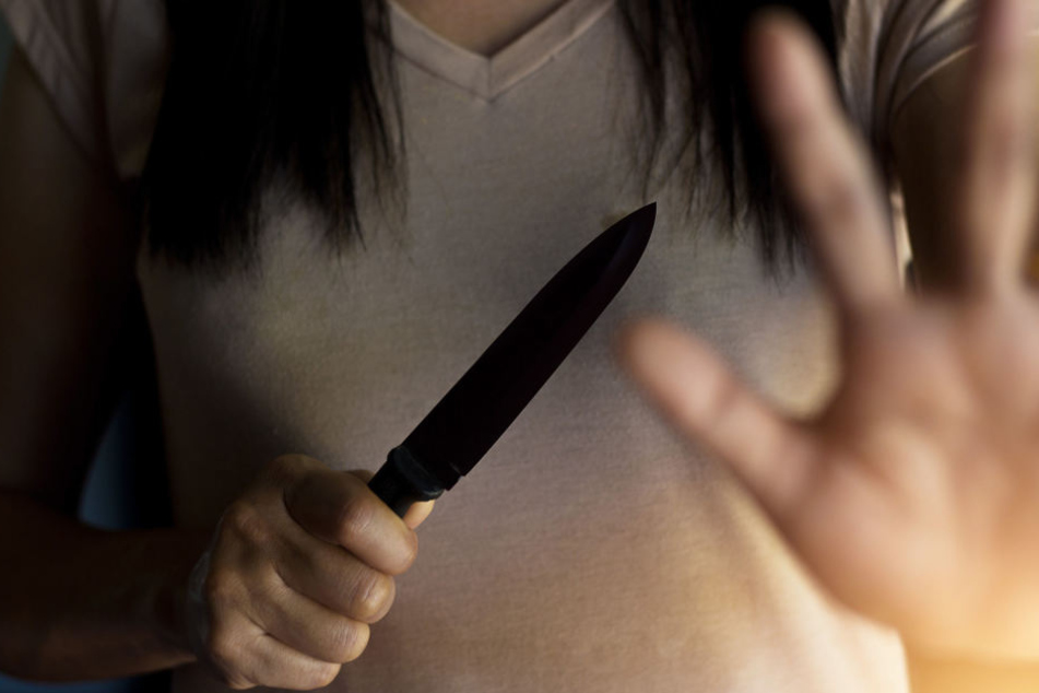 In der Wohnung des Ehepaars ist es zum Streit gekommen, die 24-Jährige zückte daraufhin das Messer. (Symbolbild)