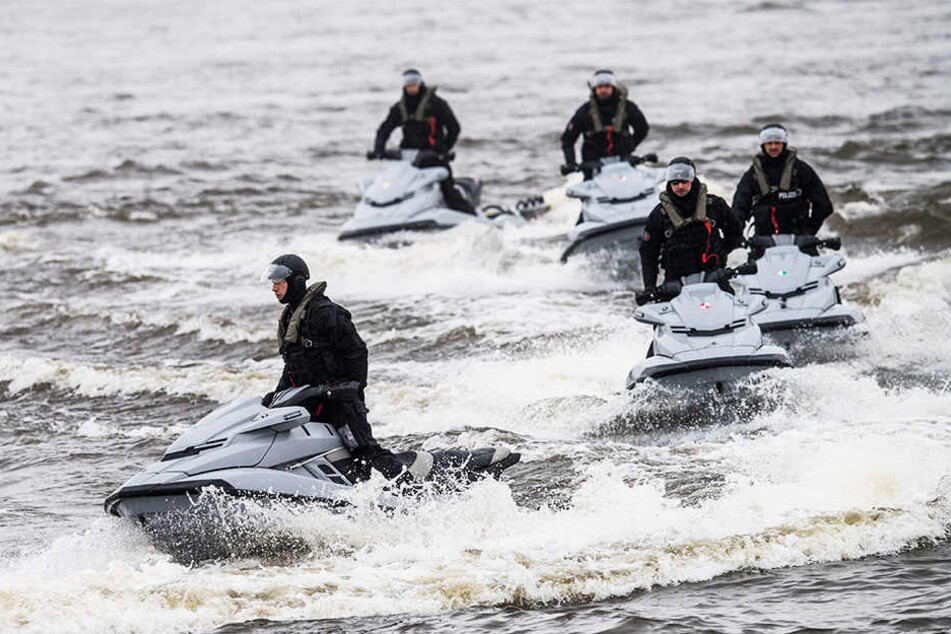 Eine Einheit der Hamburger Polizei trainiert den Umgang von Jetski-Booten auf der Elbe vor dem Hafen Oortkaten.