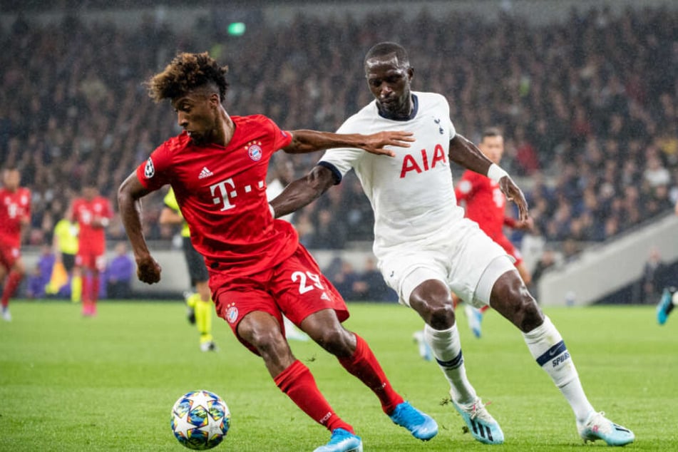 Kingsley Coman (l) und Moussa Sissoko kämpfen um den Ball.