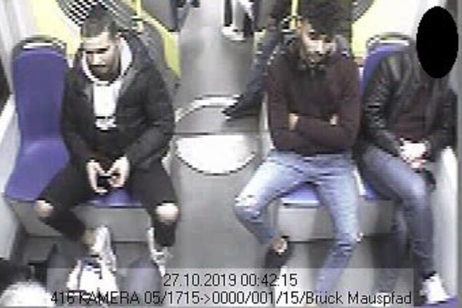 Die Polizei fahndet wegen Raubs nach diesen zwei Männern.