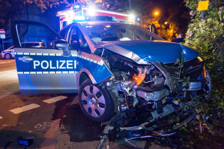 Das Polizeiauto wurde ziemlich mitgenommen bei dem Unfall.