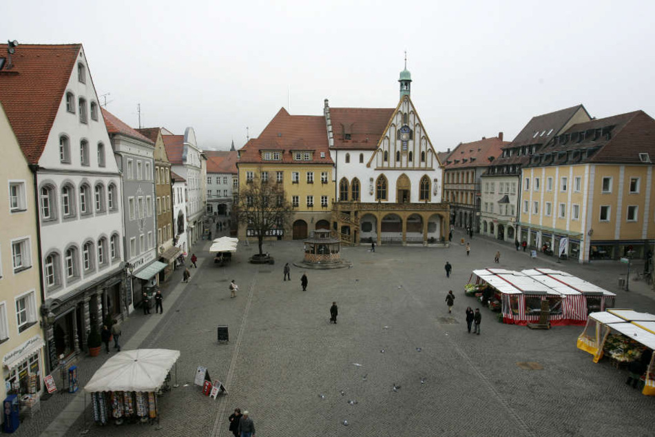 Blick auf das Rathaus am Marktplatz in Amberg.