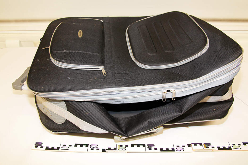 Die Polizei bittet um Hinweise aus der Bevölkerung zu diesem Koffer.
