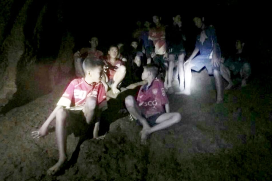 Seit zwei Wochen sitzen die Jungs und ihr Trainer in der Höhle fest. Ihre Rettung wird zu einem Wettlauf gegen die Zeit.