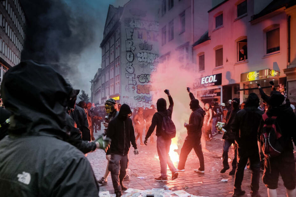 Chaoten zogen durch die Straßen und setzten Gegenstände in Brand.