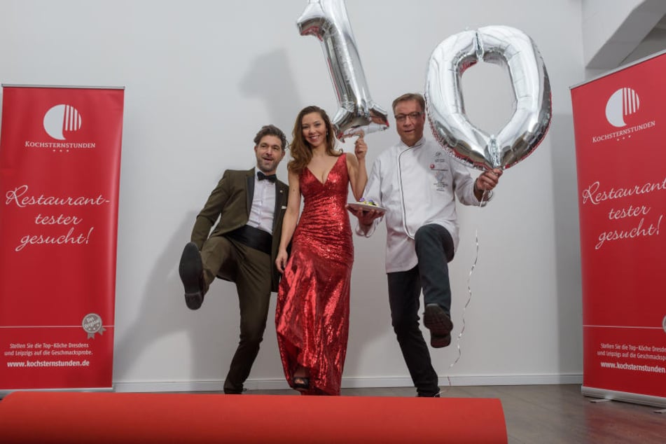 Die Kochsternstunden-Profis Clemens Lutz (l.) und Annegret Föllner rollen für das Galamenü von Mario Pattis (r.) zum 10. Geburtstag den roten Teppich aus.