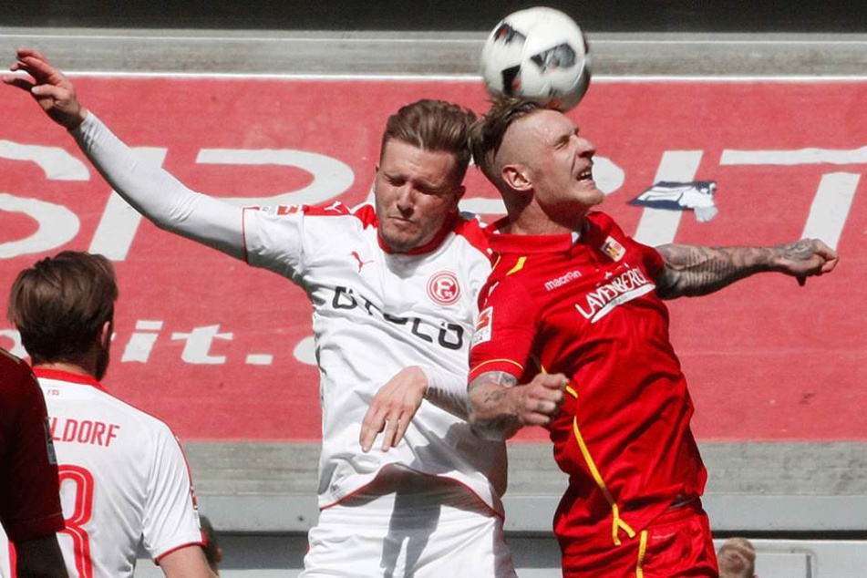 Der Düsseldorfer Lukas Schmitz (l) und Sebastian Polter kämpfen um den Ball.