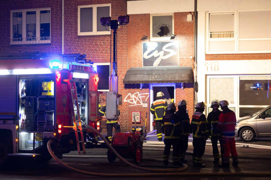 "Die frivole Nightclub-Bar" mit dem Namen "Eys" in Barmbek musste in der Nacht evakuiert werden.