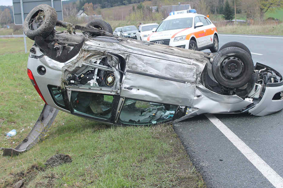 Der Ford blieb bei dem Unfall auf dem Dach liegen.