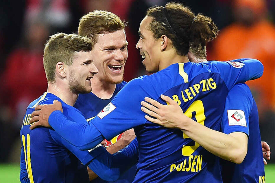 Erfreuter Jubel der Teamkollegen: Lukas Klostermann (r., verdeckt) traf doppelt für RB Leipzig.
