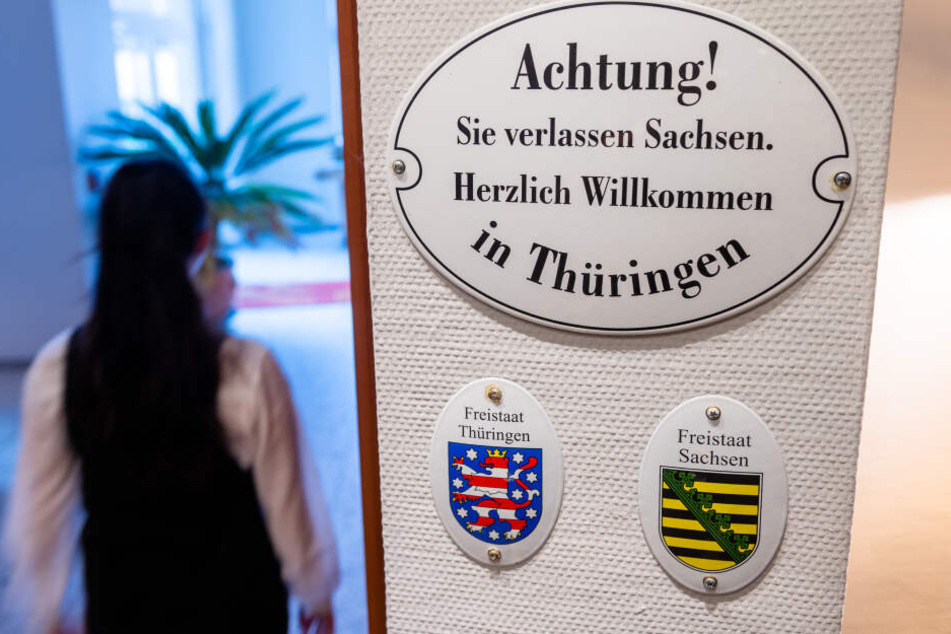 Verschiedene Feiertage, andere Gesetze: Im Romantik-Hotel Schwanefeld weisen Schilder auf die Grenze hin.