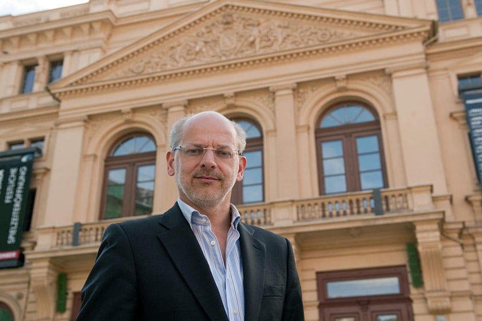 Generalintendant Kay Kuntze vor dem Theater in Altenburg.