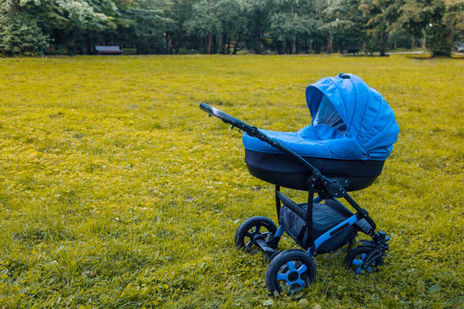 Mutter und Oma hielten den Kinderwagen fest. Der Täter flüchtete. (Symbolbild)