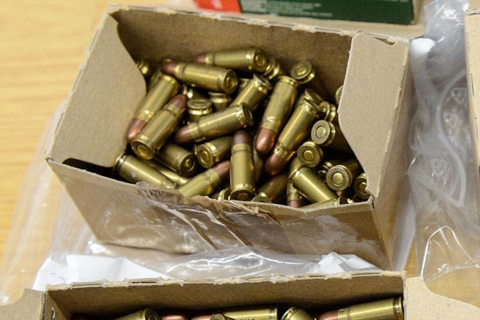 Scharfe Munition hortete ein 19-Jähriger in seiner Wohnung.