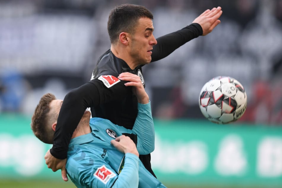 Filip Kostic (oben) ringt Lukas Kübler um.