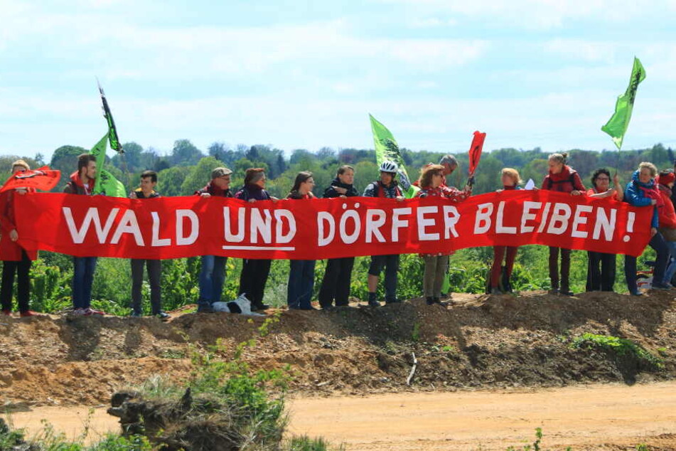 Klimaaktivisten protestieren am Hambacher Forst gegen den Braunkohleabbau.