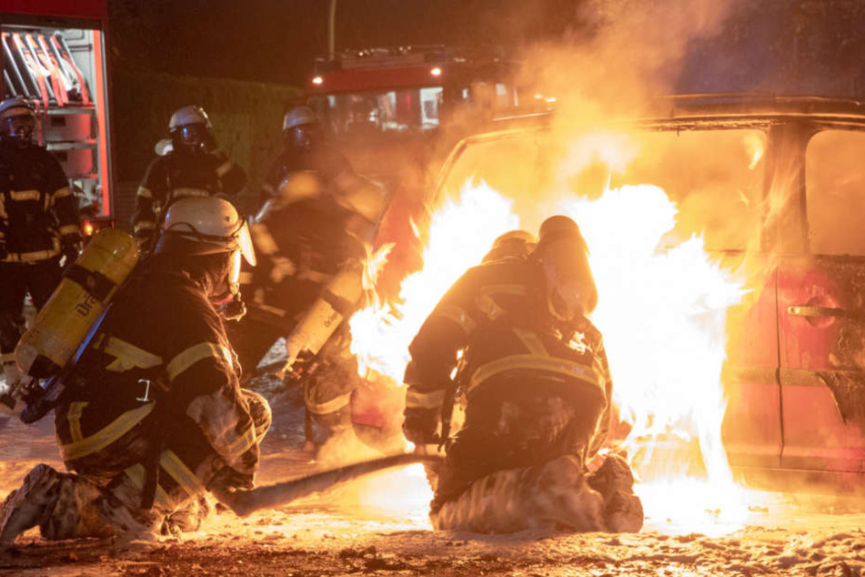 Die Feuerwehr versuchte den Brand am Gasauto mit Schaum zu löschen.