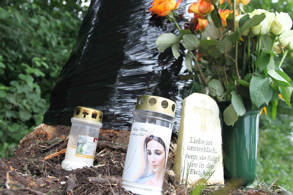 An der Unfallstelle wurden Blumen und Grablichter abgelegt.