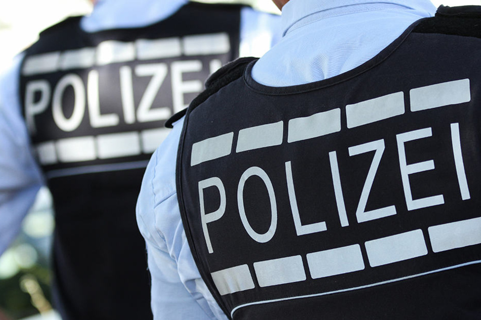 Polizisten leiten Ermittlungsverfahren ein (Symbolbild)